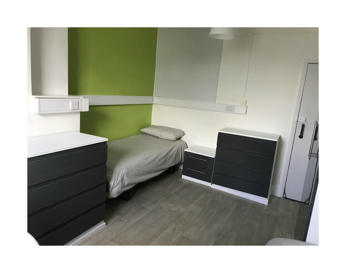 Cama Individual en habitación compartida masculina